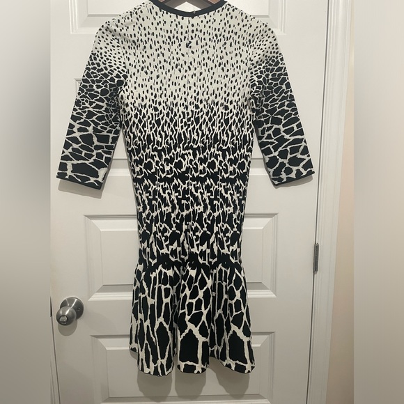 Roberto Cavalli dress SIZE S.Tent Dress
Black.Three-Quarter Sleeve with V-Neck. - Picture 7 of 16